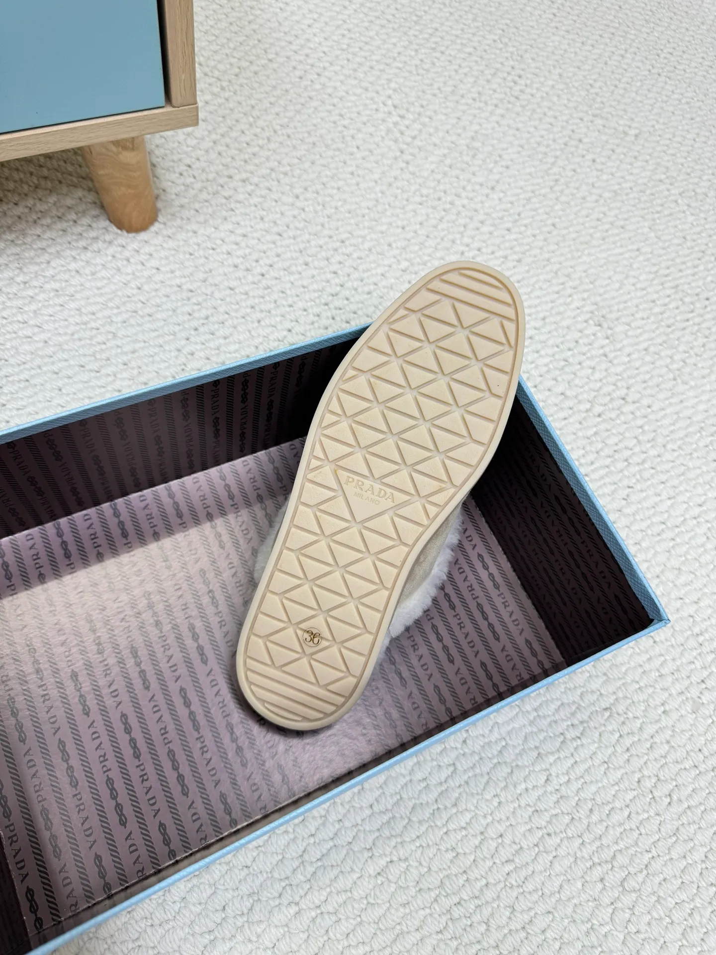 👟👟Ex-factory price 600👟👟 Prada / Prada (men and women) 24 new autumn and winter wool lining / loafers, wool collar echoes the design up and down! The Prada brand logo is outlined to highlight the high-end atmosphere! Made of sheepskin lining imported from Australia, the warmth retention effect in winter is great 👍 Fabric: Imported two-layer frosted cowhide Lining: Sheepskin imported from Australia One-piece Outsole: Original Tpu absorbent film outsole Female size: 35～41 (41 customized) Male size: 39～45 (45 customized)